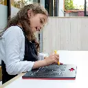 Chica usando-juego-magnetico-imapad-negro-braintoys-jugueteria-mukkies.webp