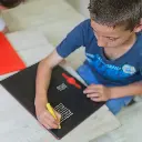 Niño usando-juego-magnetico-imapad-negro-braintoys-jugueteria-mukkies.webp