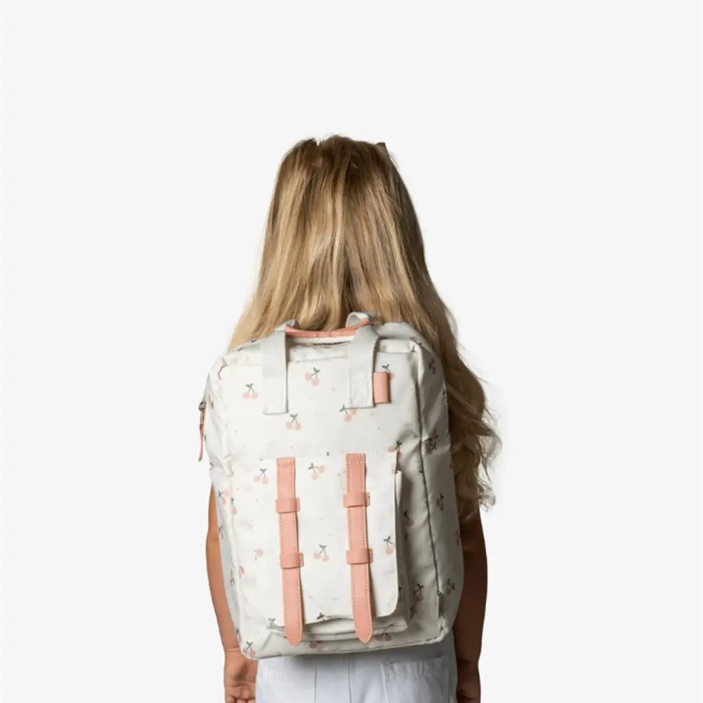 Niña-con-Mochila-Infantil-Cereza-Citron-Mukkies-Lanzarote.webp