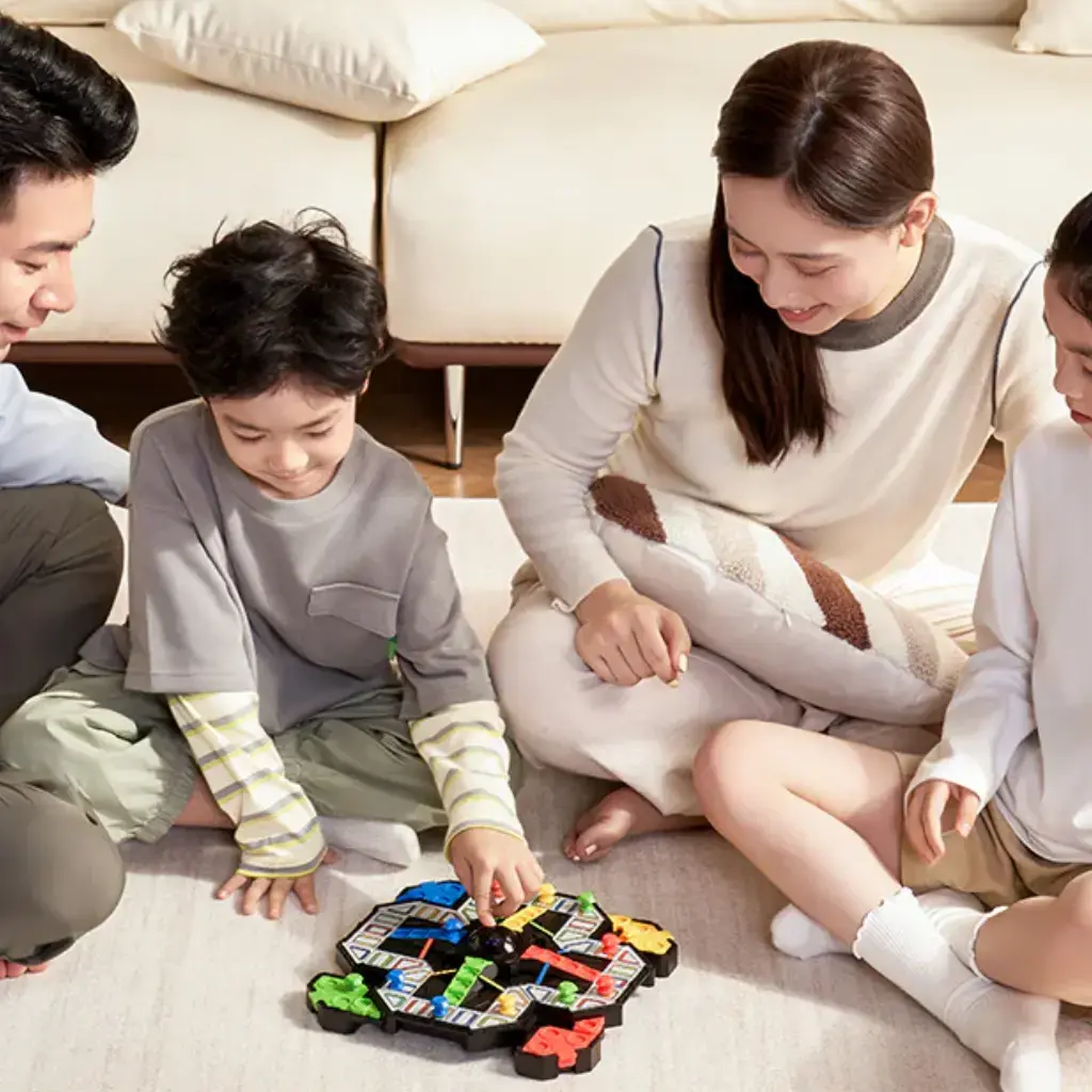Familia-jugando-Juego-Giiker-Super-Ludo.webp