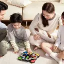 Familia-jugando-Juego-Giiker-Super-Ludo.webp