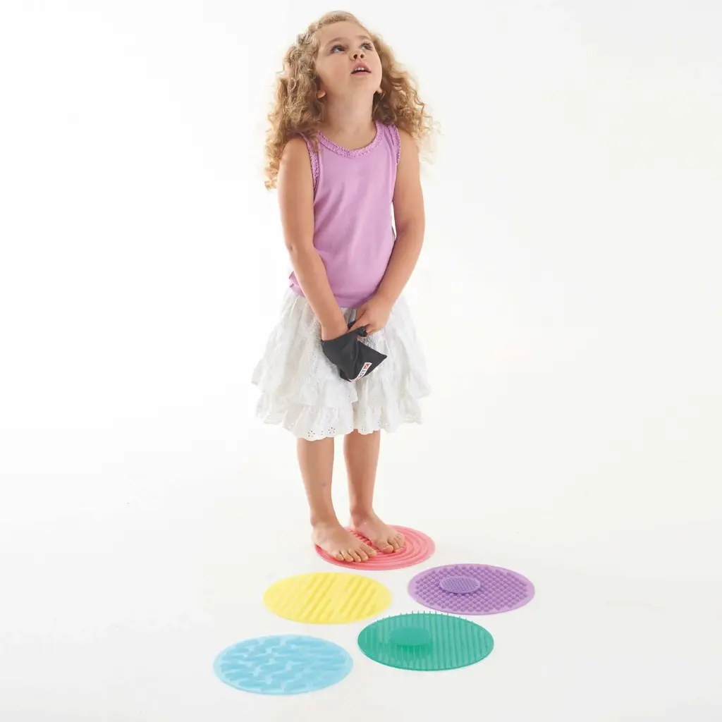 Niña-sobre-⁮Juego-de-círculos-sensoriales-SiliShapes-Tickit-Lanzarote.webp