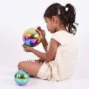 Niña-jugando-Tickit-Conjunto-4-bolas-Sensoriales-Colores-Mukkies-Lanzarote.webp