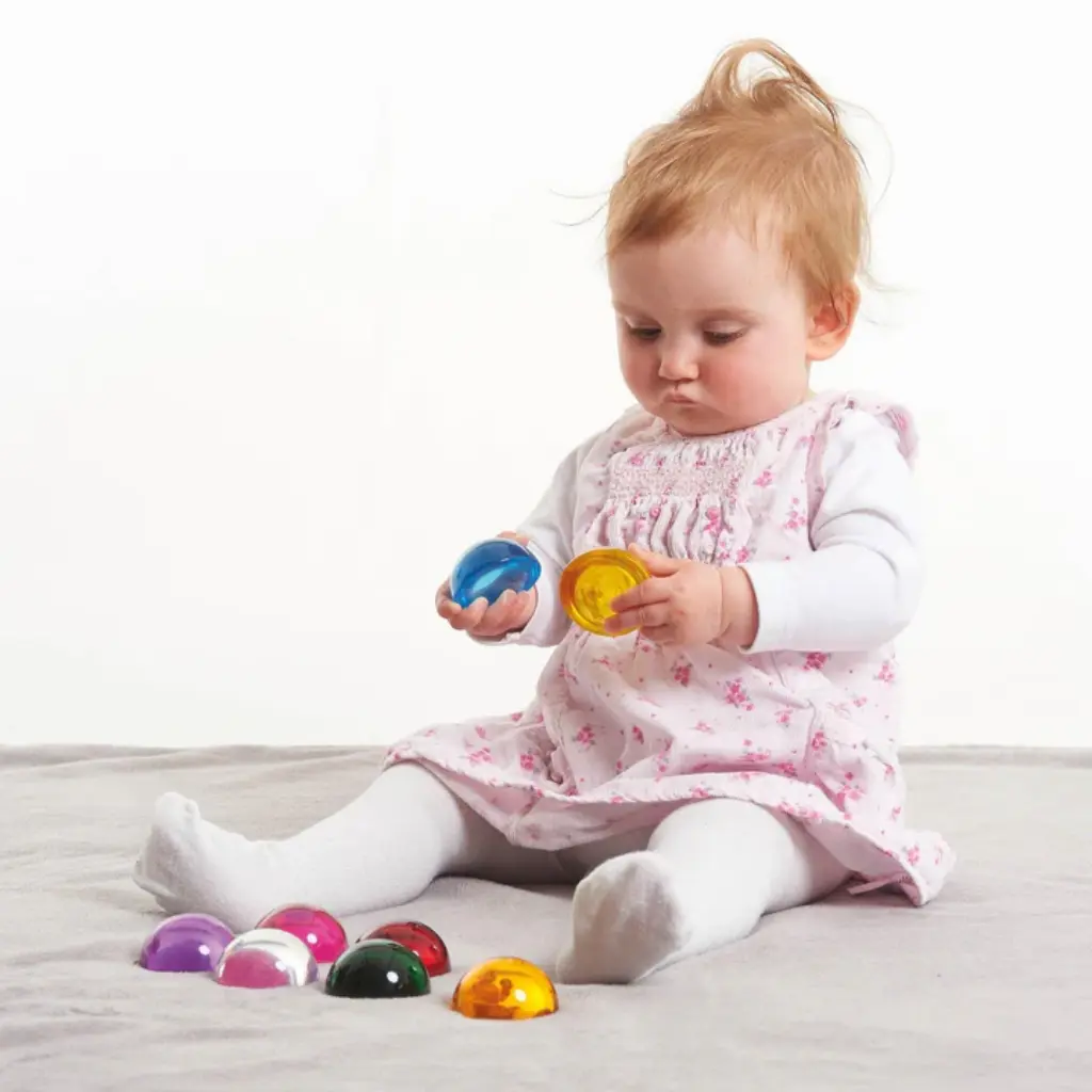 Niña-Pequeña-observando-Tickit-Semiesferas-de-percepción-8u-Mukkies-Lanzarote.webp