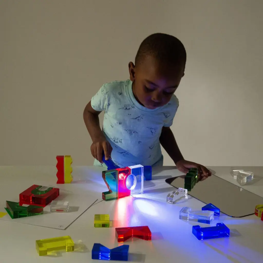 Niño-jugando-con-linterna-y-Tickit-Conjunto-de-bloques-de-cristal-de-colores-4-Mukkies-Lanzarote.webp