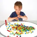 Niño-usando-Tickit-Conjunto-500-fichas-apilables-translúcidas-en-mesa-de-luz-Lanzarote-Canarias.webp