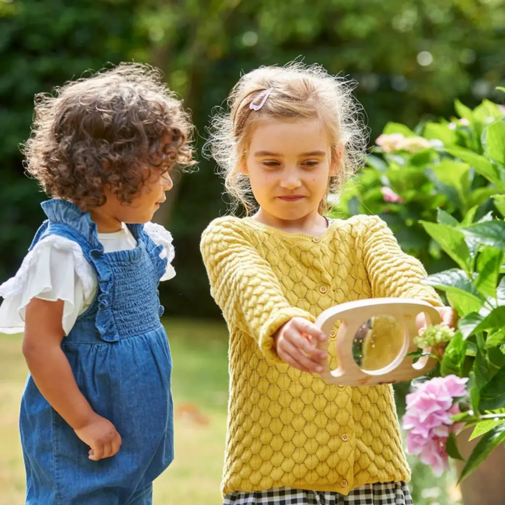 Niñas-usando-Tickit-Lupa-de-fácil-sujeción-FSC-100%-Mukkies-Lanzarote.webp
