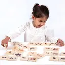 Niña-Jugando-con-Tickit-Conjunto-28-fichas-animales-domésticos-Mukkies-Canarias.webp