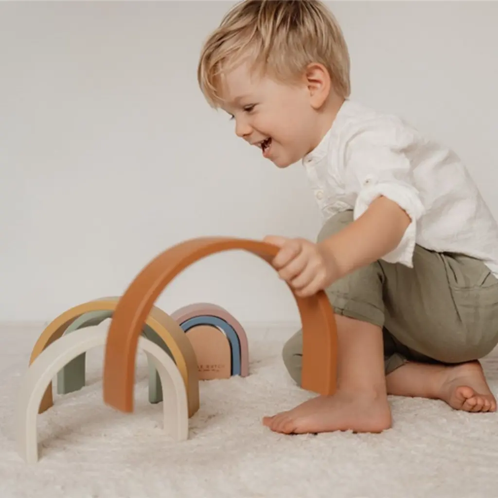 Niño-Jugando-con-Little-Dutch-Arcoíris-Vintage-Madera-Kids-Concept-Store.webp