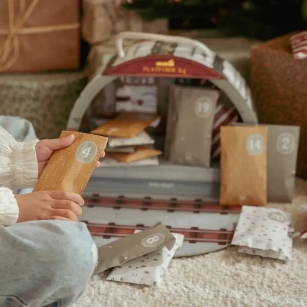 Niña-abriendo-sobres-Caja-Adviento-Tren-Navidad-Little-Dutch-Mukkies-Lanzarote.webp