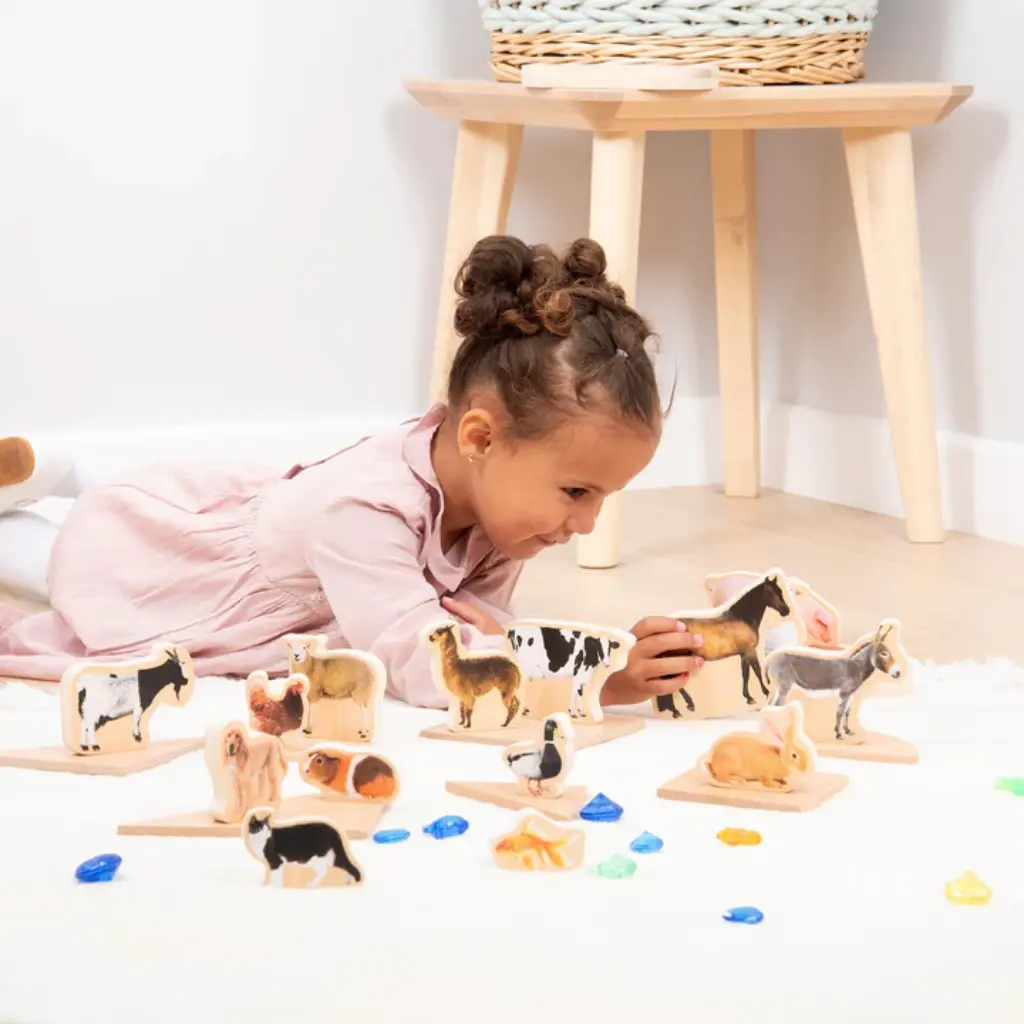 Niña-jugando-con-Tickit-Conjunto-15-animales-domésticos-madera-Mukkies-Canarias.webp