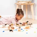 Niña-jugando-con-Tickit-Conjunto-15-animales-domésticos-madera-Mukkies-Canarias.webp