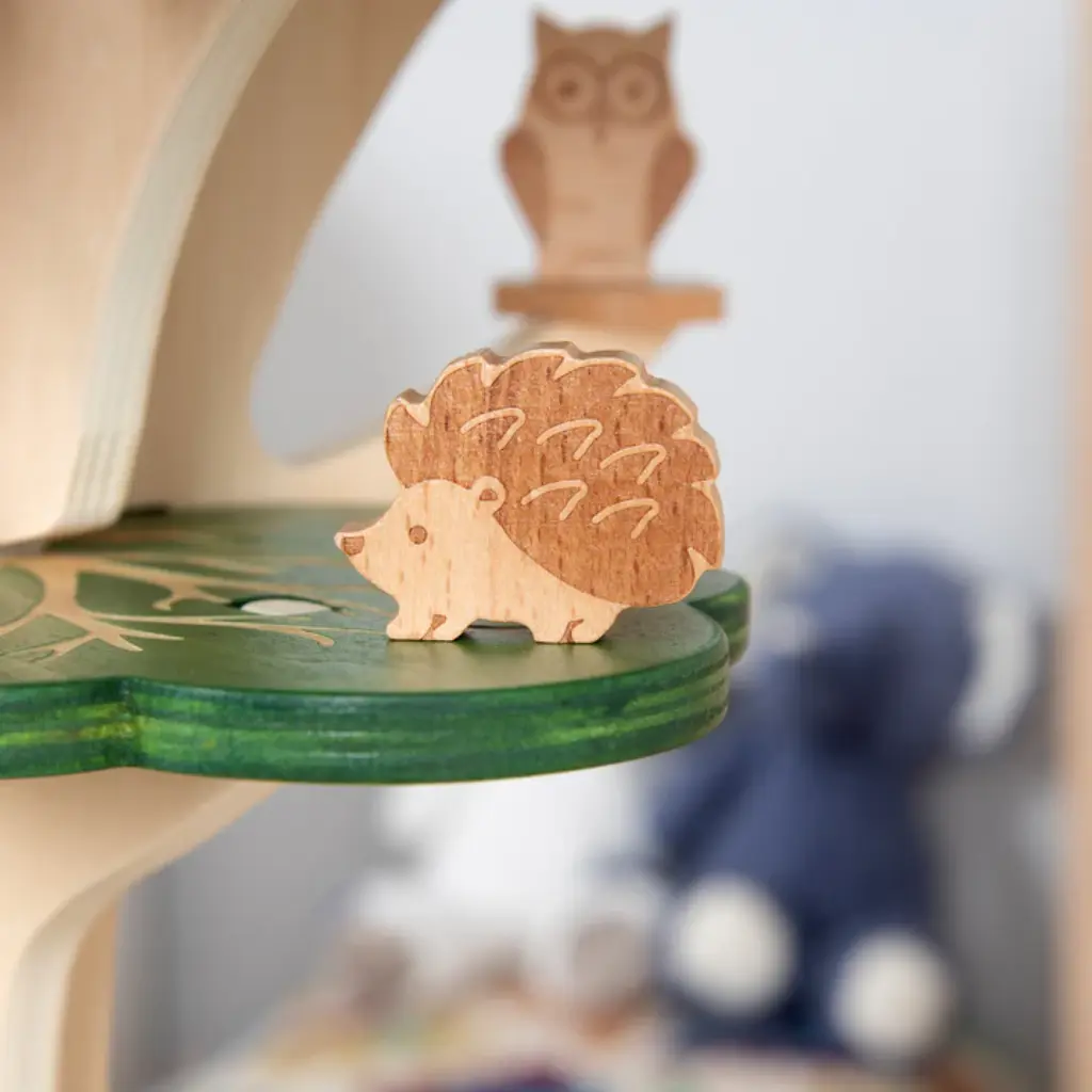 Detalle-erizo-Tickit-Casa-en-el-árbol-madera-15-piezas-Jugueteria-Mukkies.webp