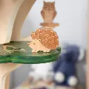 Detalle-erizo-Tickit-Casa-en-el-árbol-madera-15-piezas-Jugueteria-Mukkies.webp