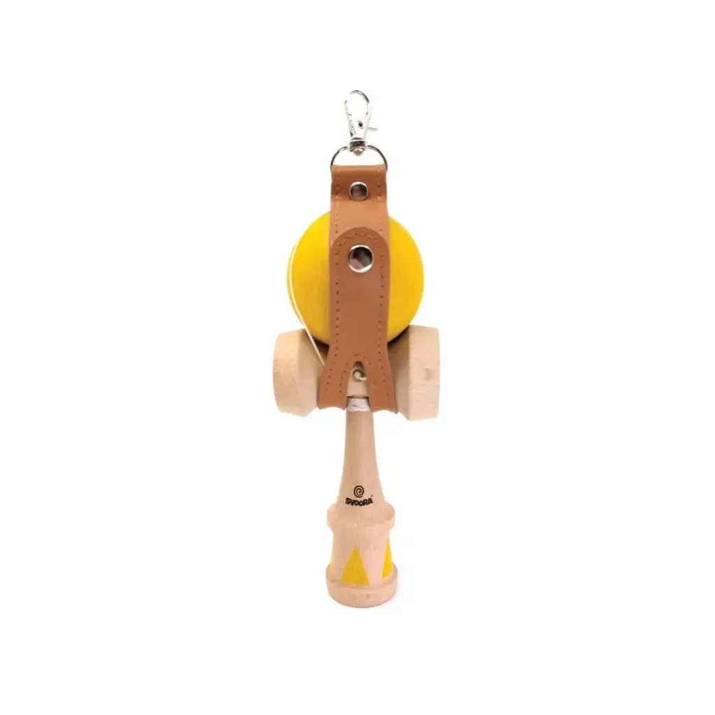 63162-juego-exterior-kendama-amarillo-de-madera-geom-svoora-jugueteria-mukkies-b.webp