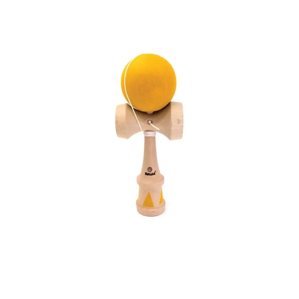 63162-juego-exterior-kendama-amarillo-de-madera-geom-svoora-jugueteria-mukkies-a.webp