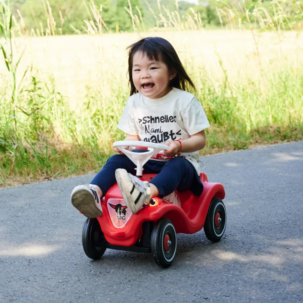 Niña-sobre-BIG-Bobby-Car-Classic-Mukkies-Lanzarote.webp