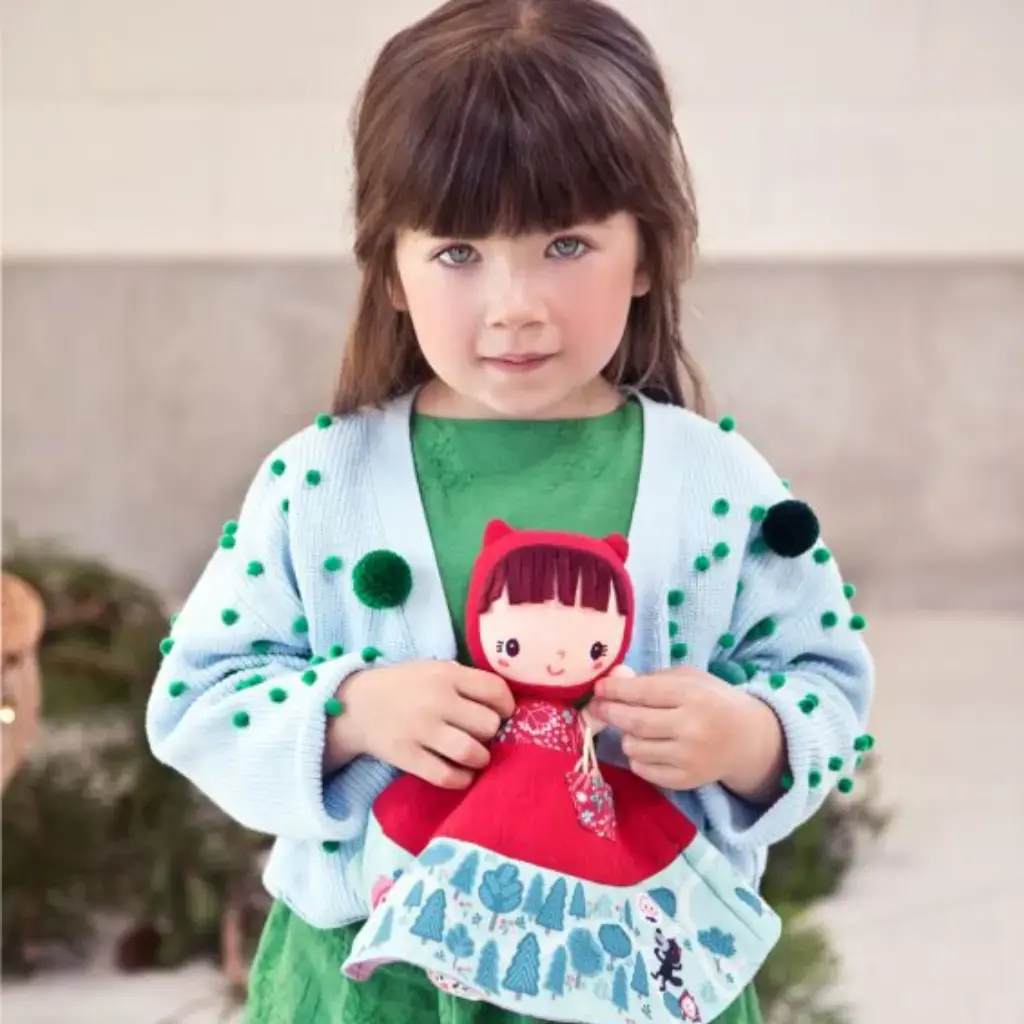 Niña-con-Marioneta-Reversible-Caperucita-Roja-Lilliputiens.webp