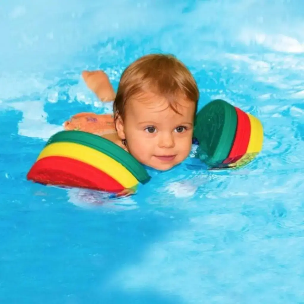 Niño-usando-Flotador-Set-2-Unidades-Delphin-Discs-BTBOX.webp