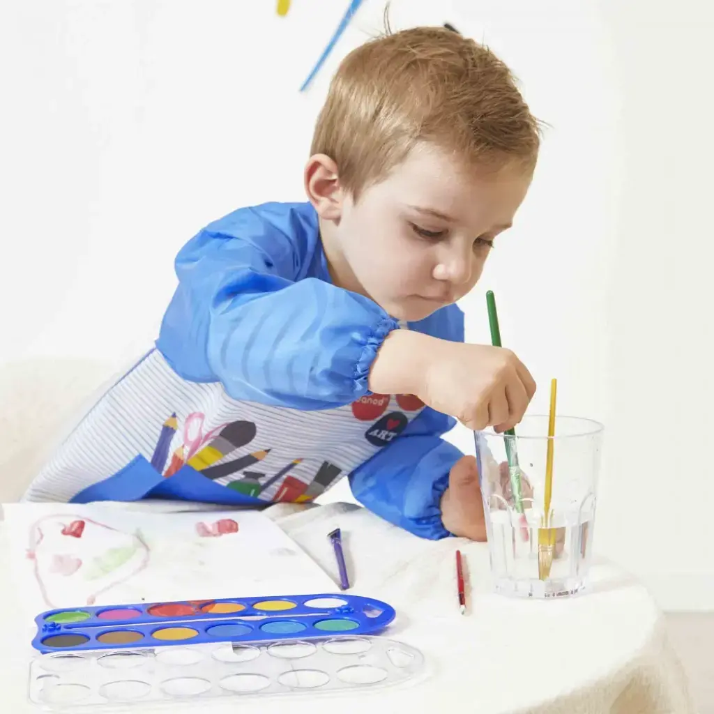 Niño-usando-Acuarelas-Janod.webp