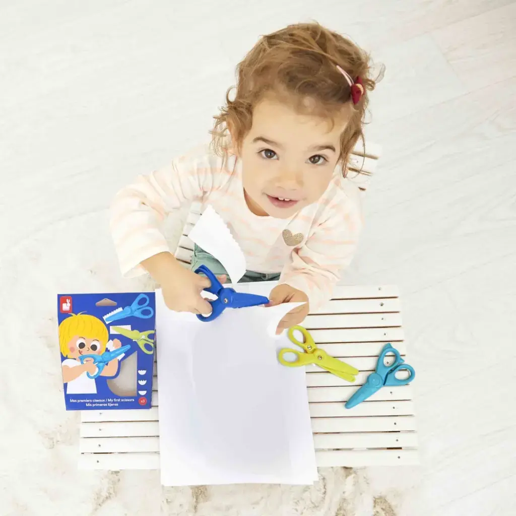 Niña-usando-mis-primeras-tijeras.webp