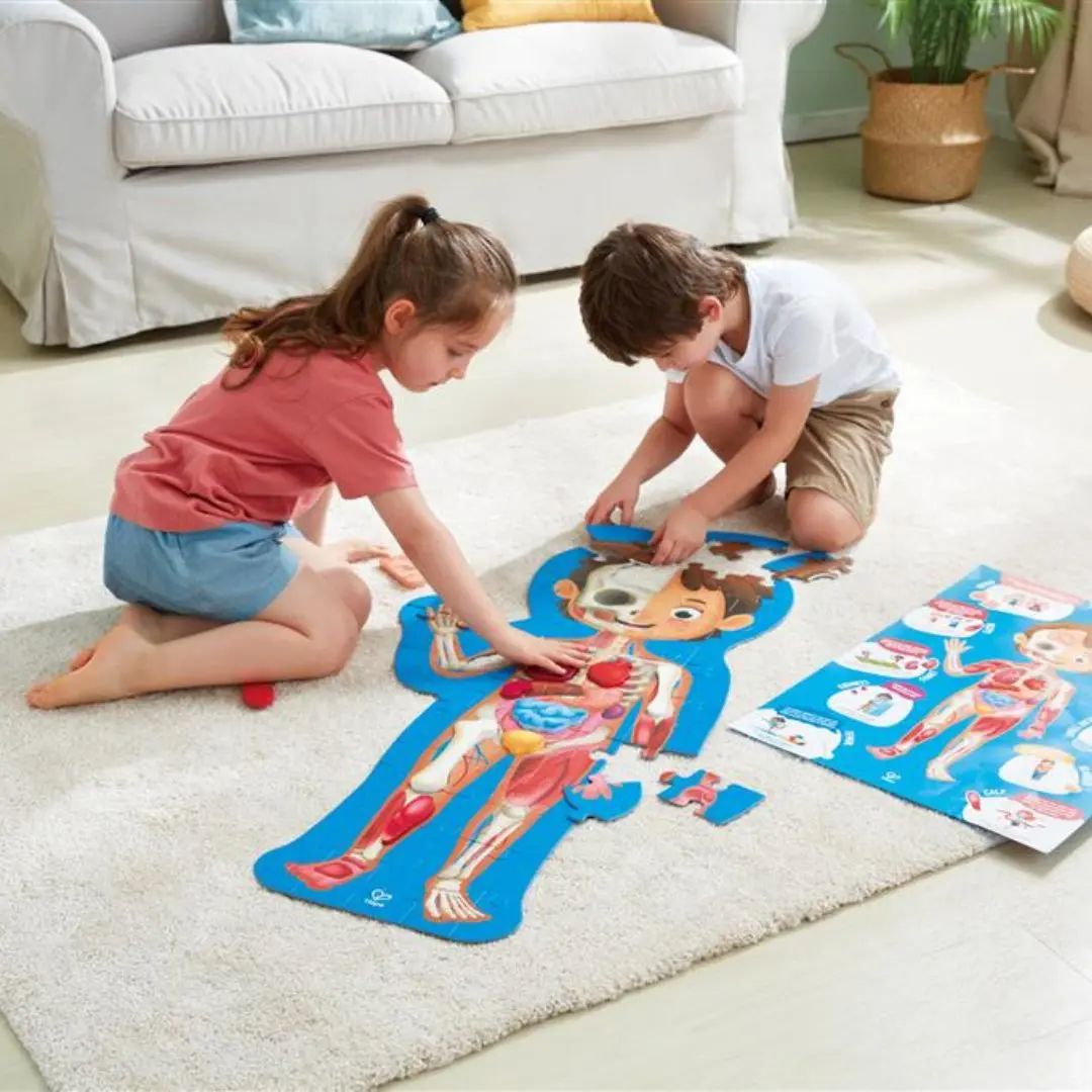 E1635-Niños-armando-Puzzle-Cuerpo-Humano-1M-Hape-Canarias.webp