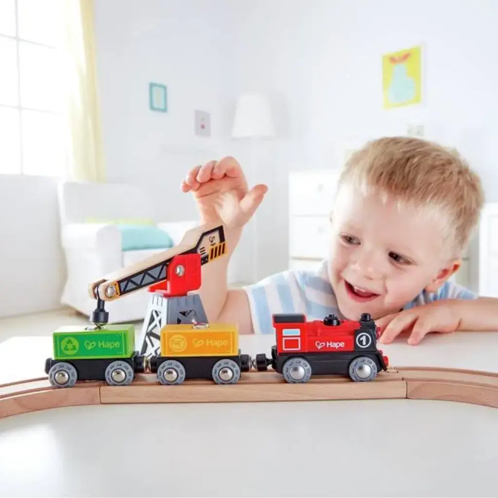 Nino-Jugando-con-Trenes-Bucle-Entrega-de-Carga-Hape.webp