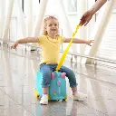 80287-Niña-usando-TRUNKI-maleta-UNA-unicornio-Jugueteria-Lanzarote.webp