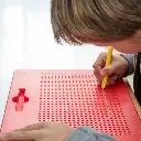 Niño usando-juego magnético-imapad-rojo-braintoys-jugueteria-mukkies.webp