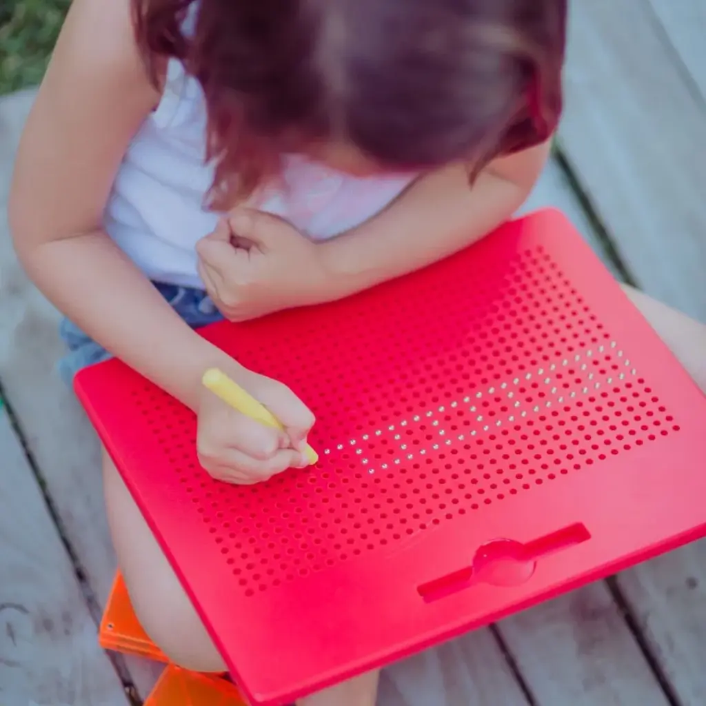 Niña haciendo patrones con-juego magnético-imapad-rojo-braintoys-jugueteria-mukkies.webp