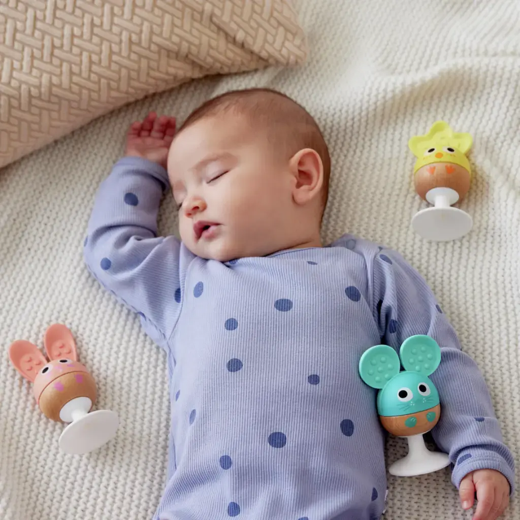 Bebé-durmiendo-con-Set-Sonajeros-Mordedores-Bebés-Hape.webp