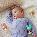 Bebé-durmiendo-con-Set-Sonajeros-Mordedores-Bebés-Hape.webp