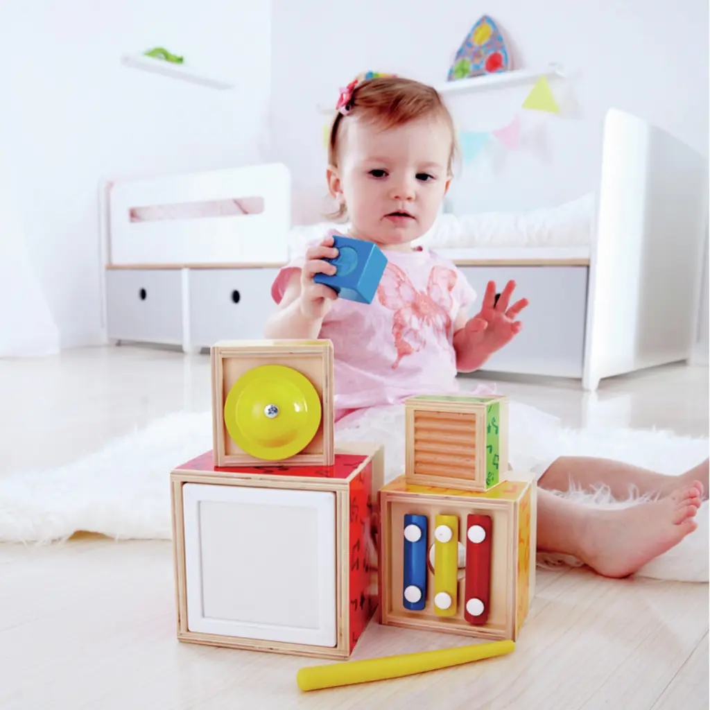 E0336-Niña-usando-el-juego-de-apilamiento-musical-hape-juegueteria-Canarias.webp