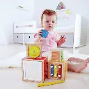 E0336-Niña-usando-el-juego-de-apilamiento-musical-hape-juegueteria-Canarias.webp