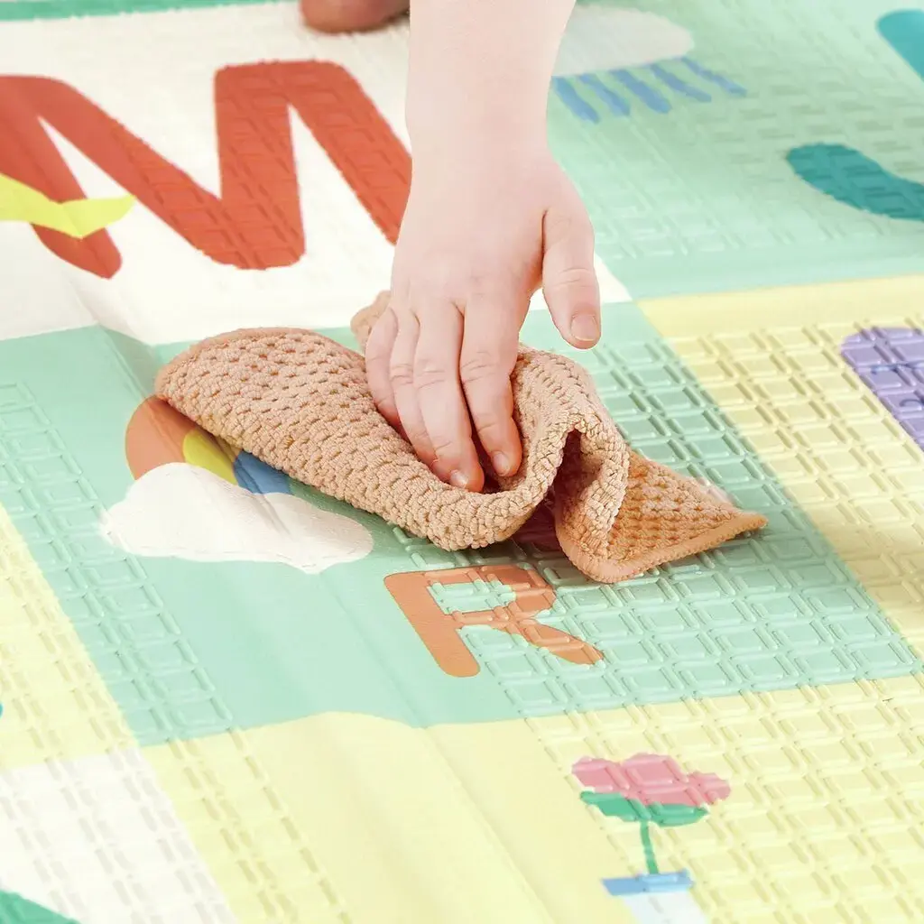 Mano-Limpiando-Alfombra-Foldable-Alfabeto-Hape.webp