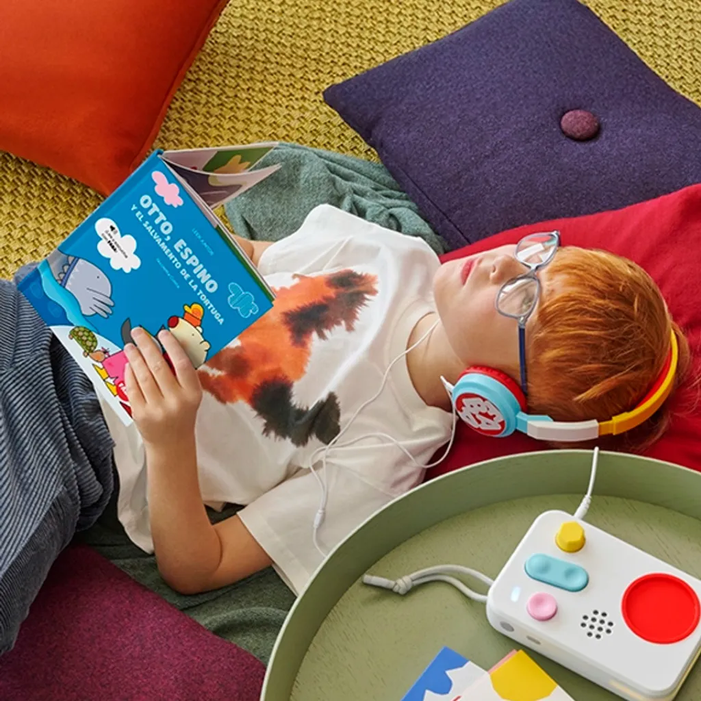 BKE10004-Niño-escuchando-Audiolibro-Faba-Otto-Espino-y-el-salvamento-de-la-tortuga-Jugueteria-Lanzarote.webp
