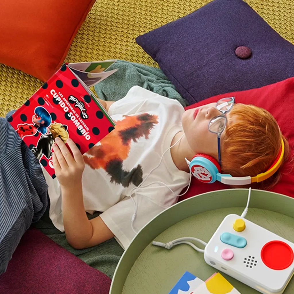 BKE15201-Niño-Escuchando-Audiolibro-Faba-Las-aventuras-de-Ladybug-Cupido-Sombrío-Libreria-Infantil-Lanzarote.webp