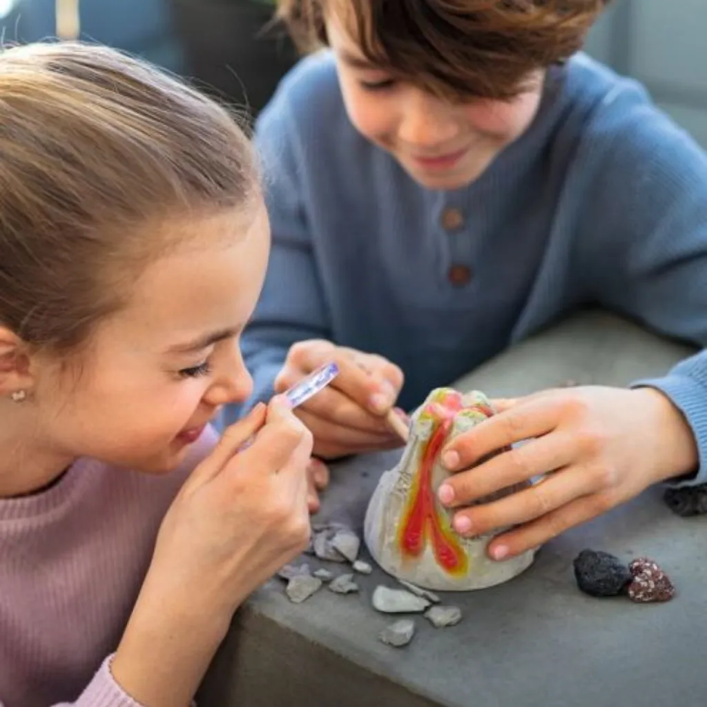Niños-descubriendo-con-Kit-de-excavación-Piedra-Volcanica-Moses-Jugueteria-Lanzarote.webp