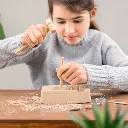 Niña-descubriendo-Set-excavacion-Fosiles-Moses-Jugueteria-Educativa-Canarias.webp