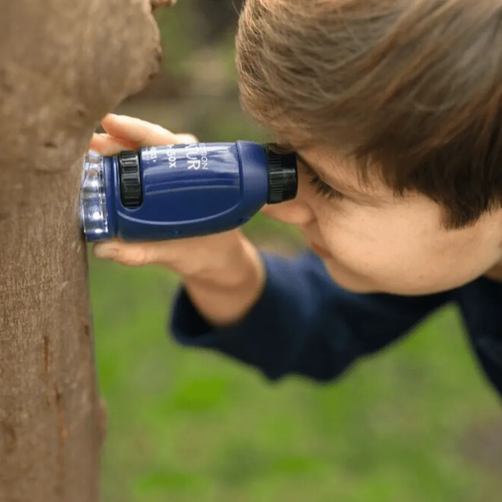 Niño-Observando-con-Microscopio-de-bolsillo-para-exteriores-Moses-Juegueteria-Educativa.webp