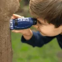 Niño-Observando-con-Microscopio-de-bolsillo-para-exteriores-Moses-Juegueteria-Educativa.webp