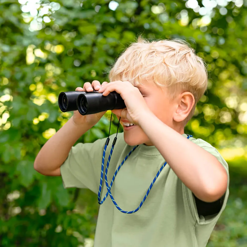 Niño-usando-Prismaticos-Profesionales-Moses-Jugueterias-Canarias.webp