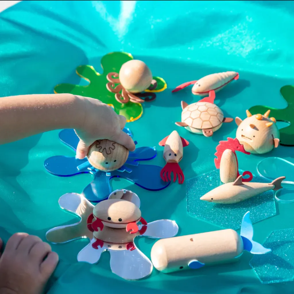 Niño-jugando-con-Tickit-Criaturas-marinas-de-madera-Jugueteria-Educativa-Canarias.webp