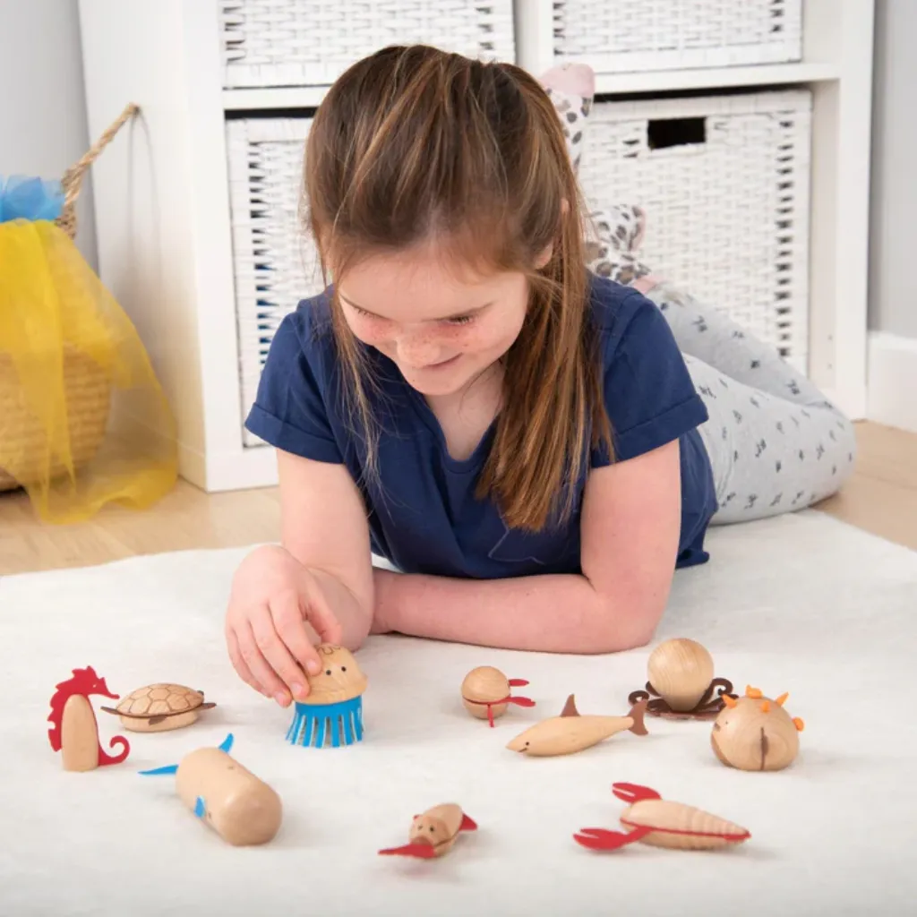Niña-jugando-con-Tickit-Criaturas-marinas-de-madera-Jugueteria-Educativa-Canarias.webp