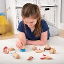 Niña-jugando-con-Tickit-Criaturas-marinas-de-madera-Jugueteria-Educativa-Canarias.webp