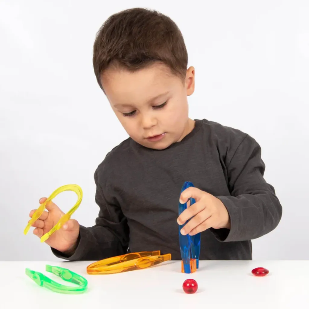 Niño-usando-Tickit-Pinzas-de-color-translúcido-Tienda-de-Juguetes-lider-en-Canarias.webp