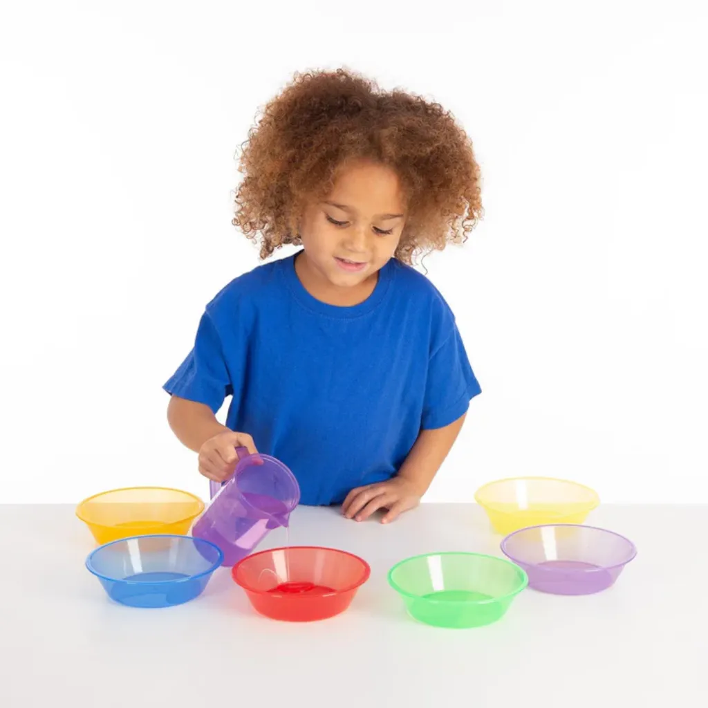Niño-usando-para-trasvase-Tickit-Cuencos-clasificadores-translúcidos-Juguetes-educativos-en-Canarias.webp