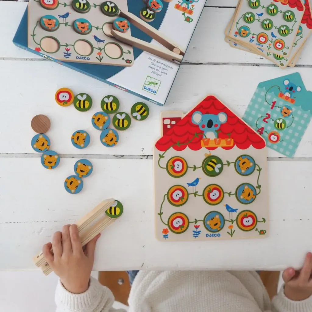 Niña-usando-juego-educativo-clampi-pinstou-djeco-jugueteria-mukkies.webp