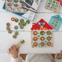 Niña-usando-juego-educativo-clampi-pinstou-djeco-jugueteria-mukkies.webp