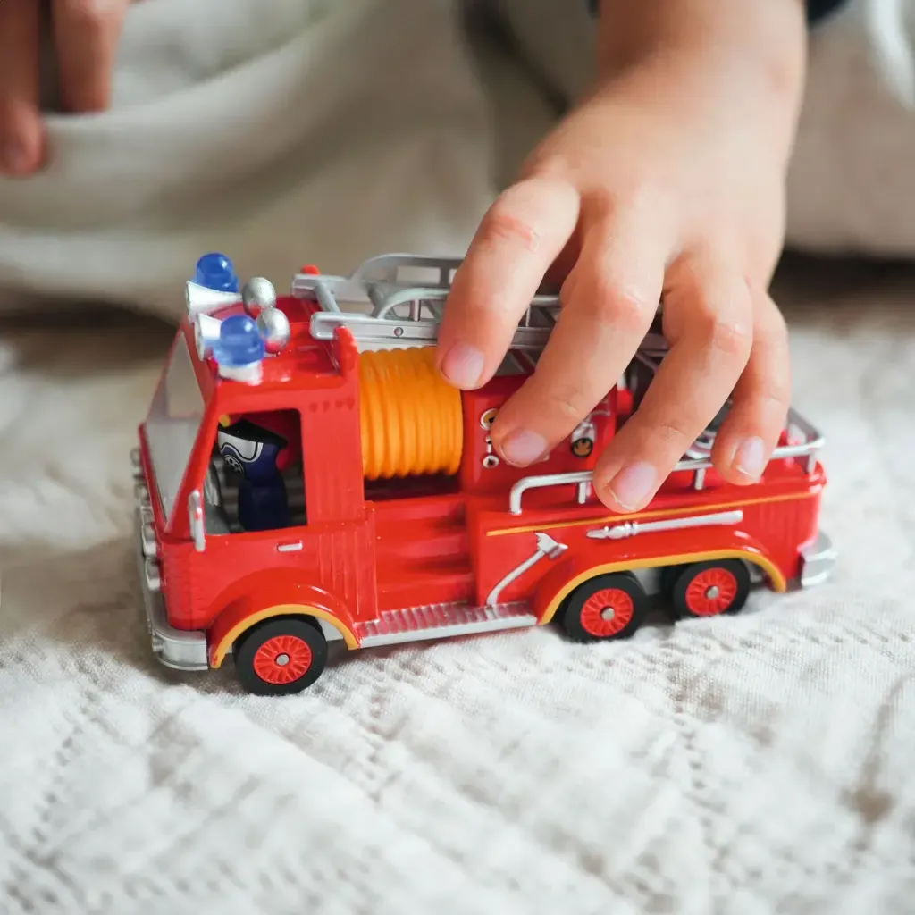 Niño-jugando-con-Crazy-Motors-Captain-Fire-Coche-Coleccion-Djeco-Fuerteventura.webp